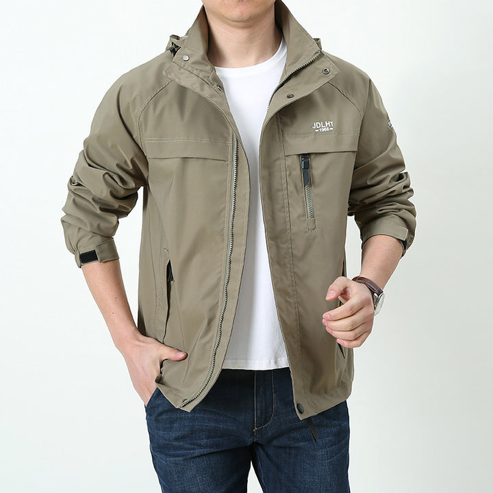 Herren Atmungsaktive Übergangs-Softshelljacke im Field‑Stil mit verdeckter Kapuze und Reißverschluss‑Brusttasche Echoarchiv