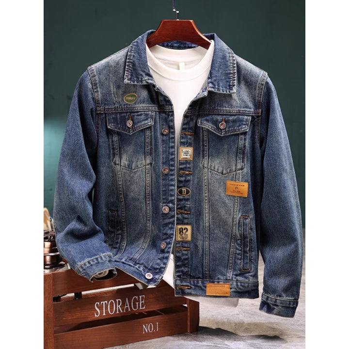Herren Vintage-gewaschene Denimjacke mit Markenpatches, Brustklappen und geradem Schnitt Echoarchiv