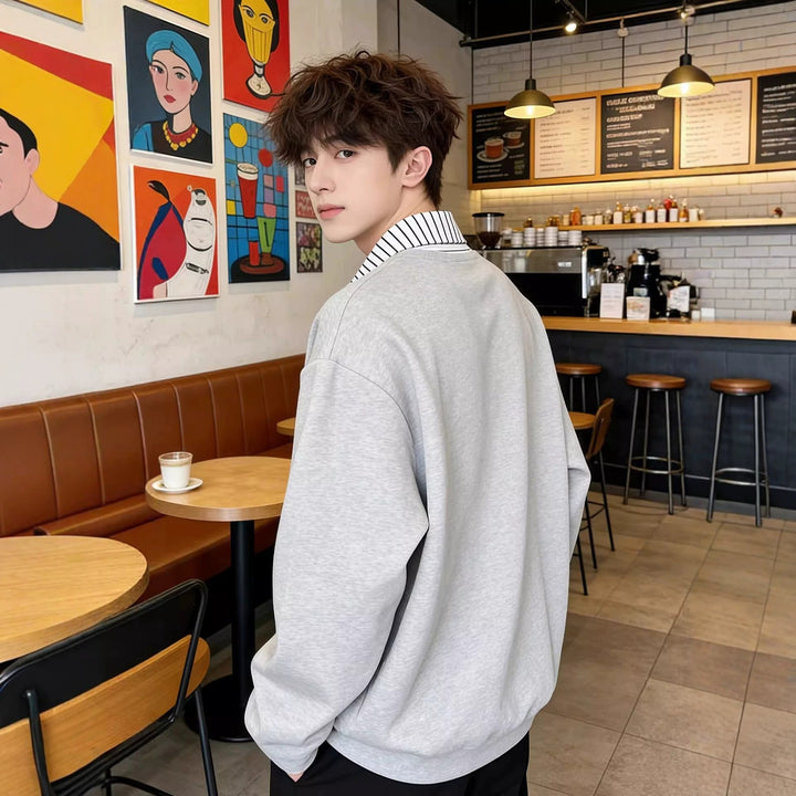 Herren Oversize Pullover mit eingearbeitetem Hemdkragen und V‑Overlap Echoarchiv