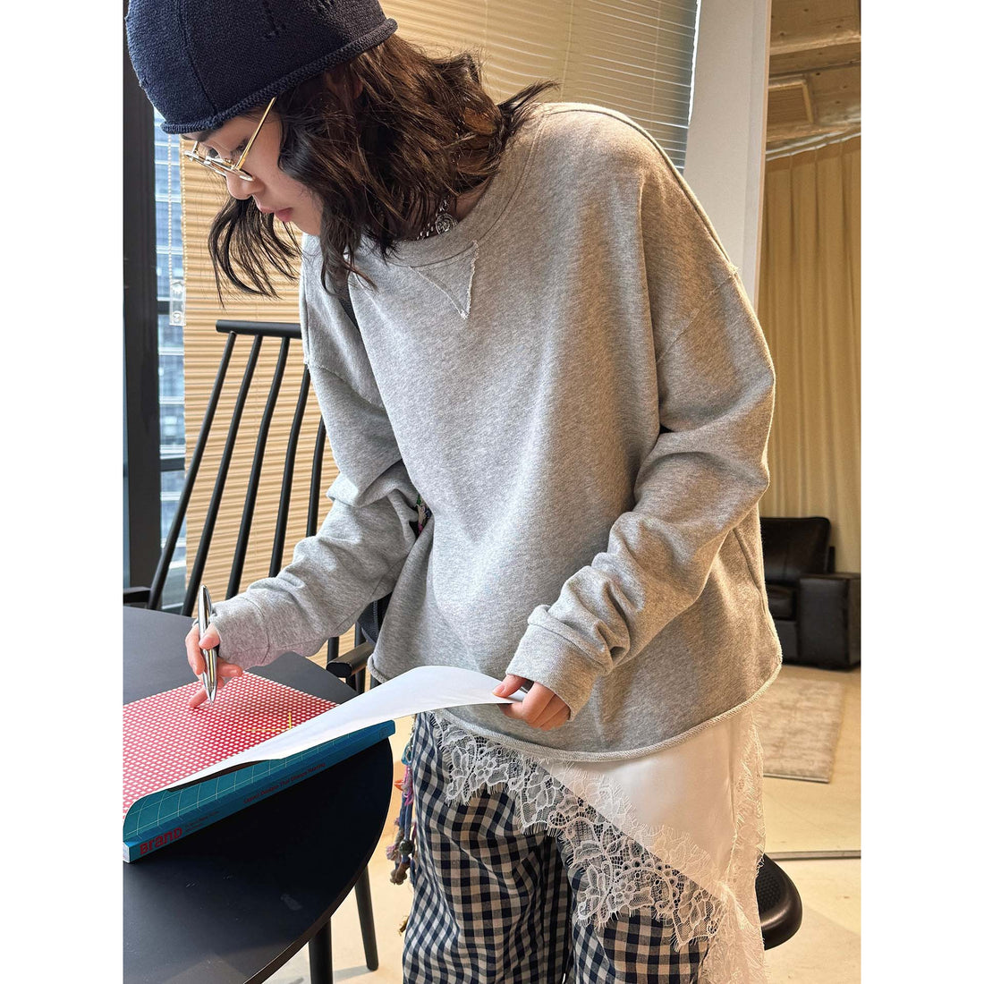 Damen Oversized-Sweatshirt aus weichem Sweatstoff mit roher Kante und V-Ziernaht Echoarchiv