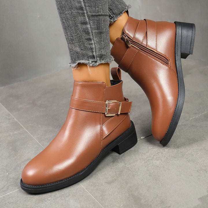Damen kurze Biker-Stiefelette mit dekorativer Schnallenlasche, seitlichem Reißverschluss und gepolstertem Komfortfußbett Echo Archiv