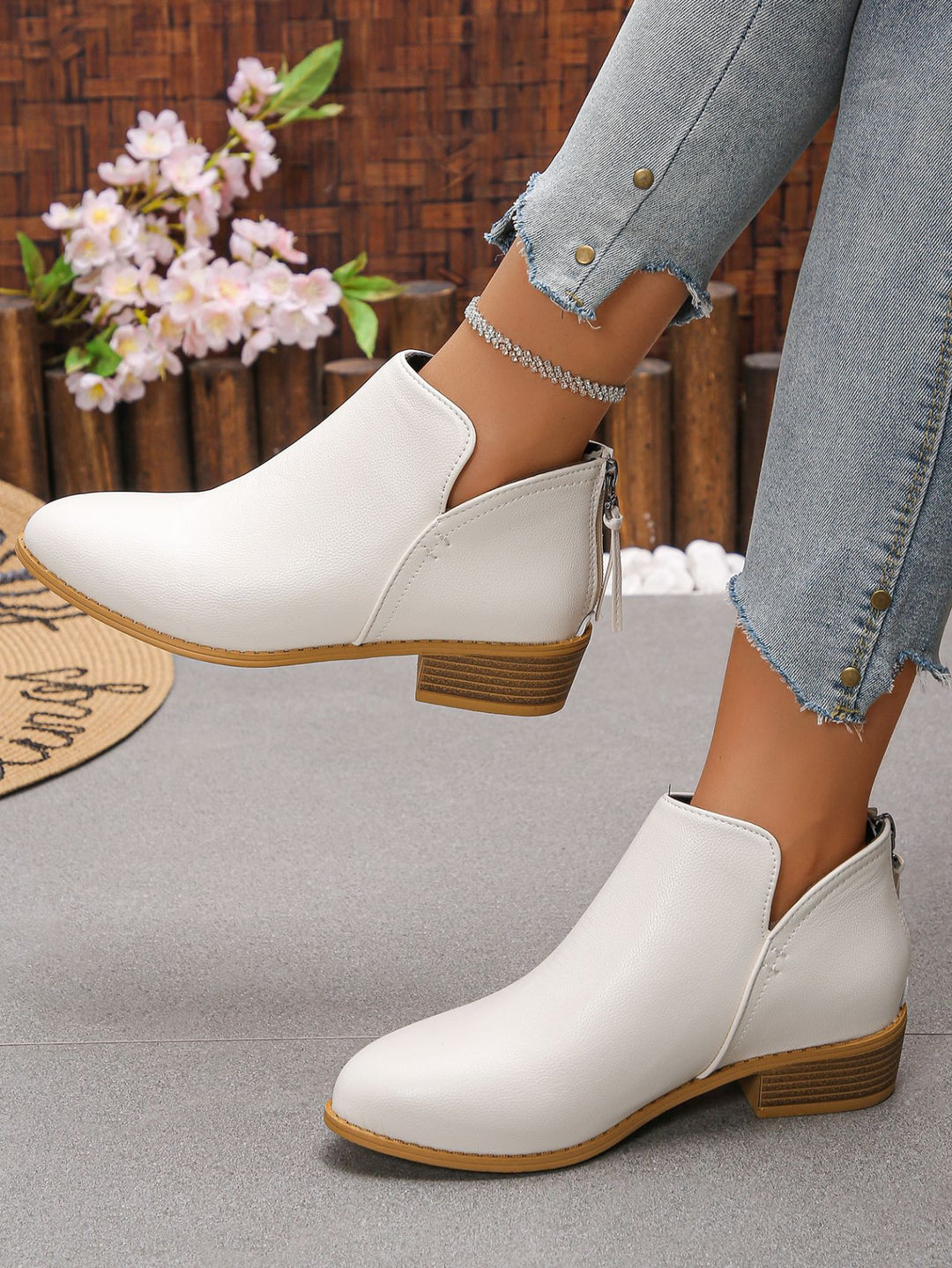 Damen Kurzstiefel mit Fersenreißverschluss, seitlichem Cut-Out und niedrigem Blockabsatz – Varelle