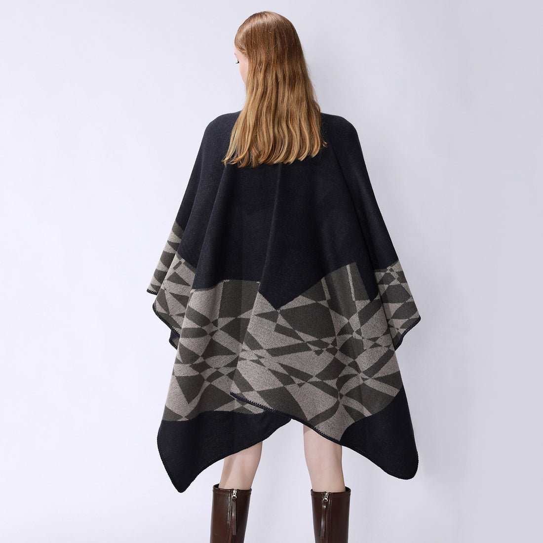 Damen Großer Strickponcho im Cape‑Schnitt mit Ziernaht und geometrischem Intarsia – Veloura
