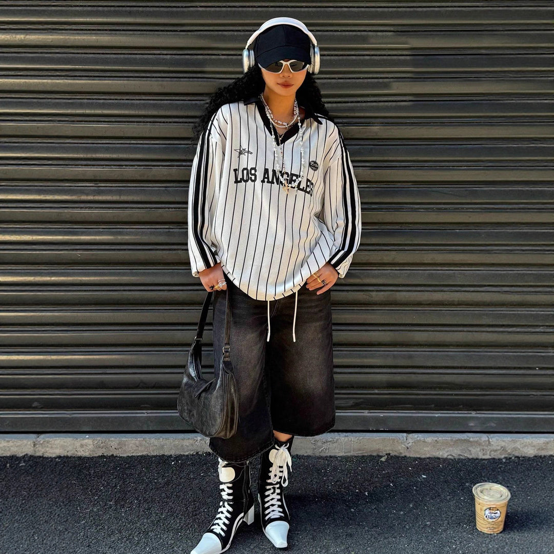 Damen Oversize Baseball-Polo-Shirt mit Nadelstreifen, V-Ausschnitt und Kordel – Avérine