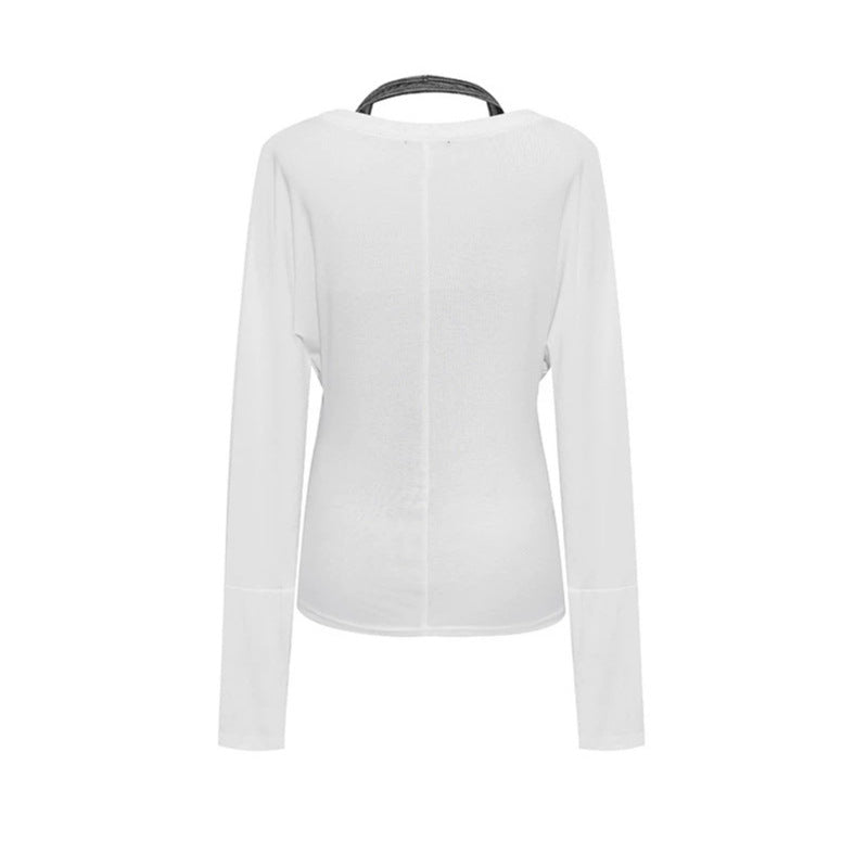 Damen Lagen-Langarmshirt mit tiefem V-Ausschnitt, Neckholder-Innenlayer und seitlichem Script-Print Echoarchiv