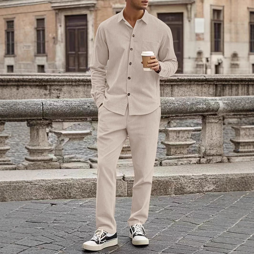 Herren elegantes Freizeitanzug mit stilvollem Hemd und bequemer Hose Echoarchiv