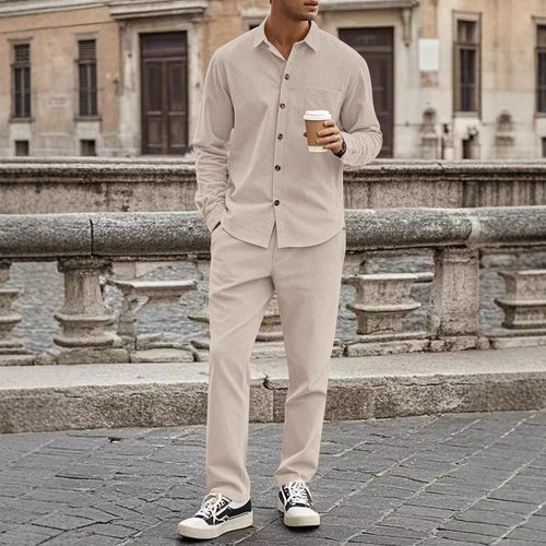 Herren elegantes Freizeitanzug mit stilvollem Hemd und bequemer Hose Echoarchiv