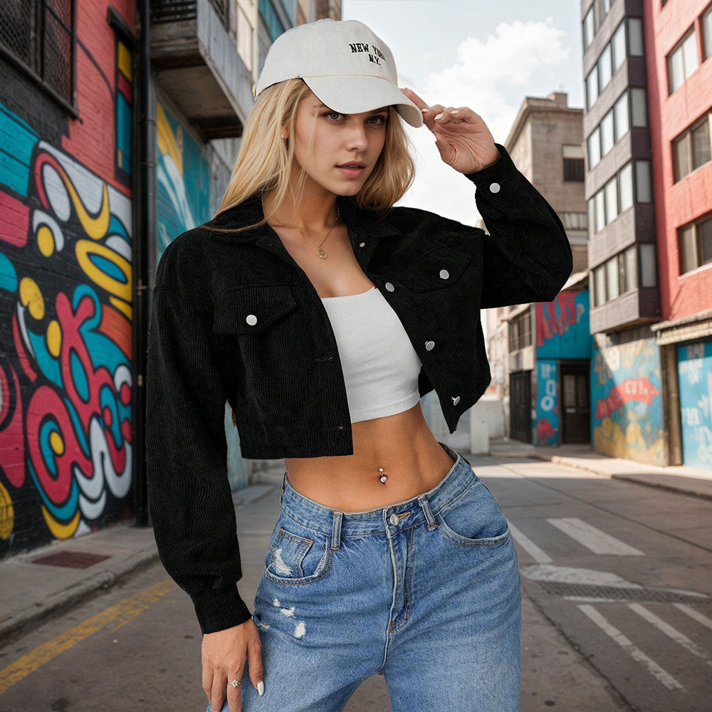 Damen kurze taillierte Cordjacke mit Brusttaschen und Druckknopfleiste – Célinea