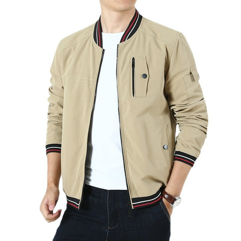 Herren Leichter Bomberblouson im Retro‑Sportstil mit geripptem Kragen und Reißverschluss‑Taschendetail Echoarchiv