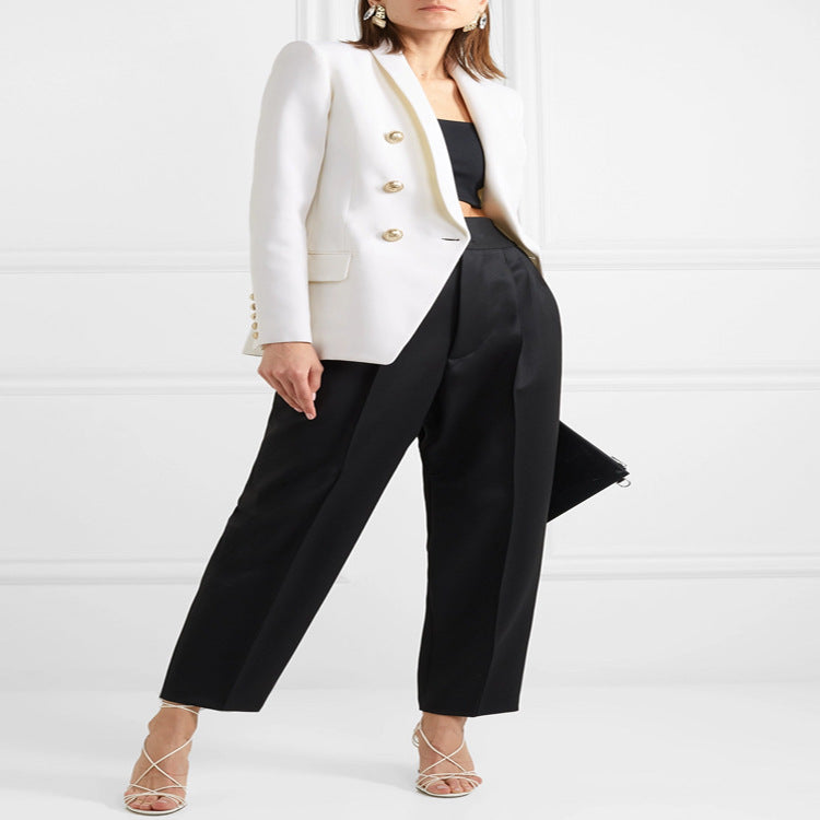 Damen Taillierter Zweireihiger Blazer im Smoking-Tailoring mit Schalkragen und goldenen Zierrundknöpfen Echoarchiv