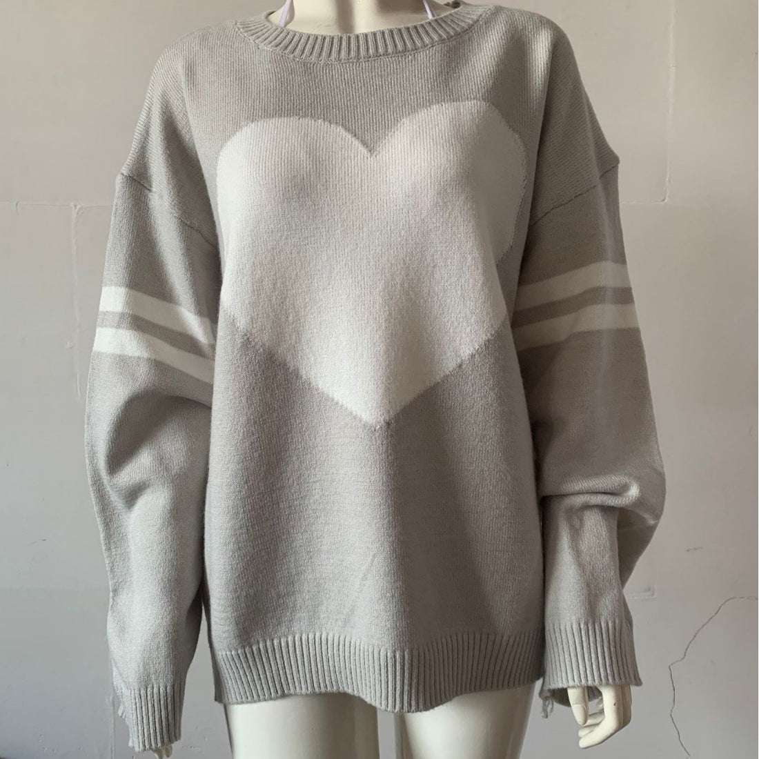 Damen Oversize Strickpullover mit Herzmotiv und sportiven Streifenärmeln Drune