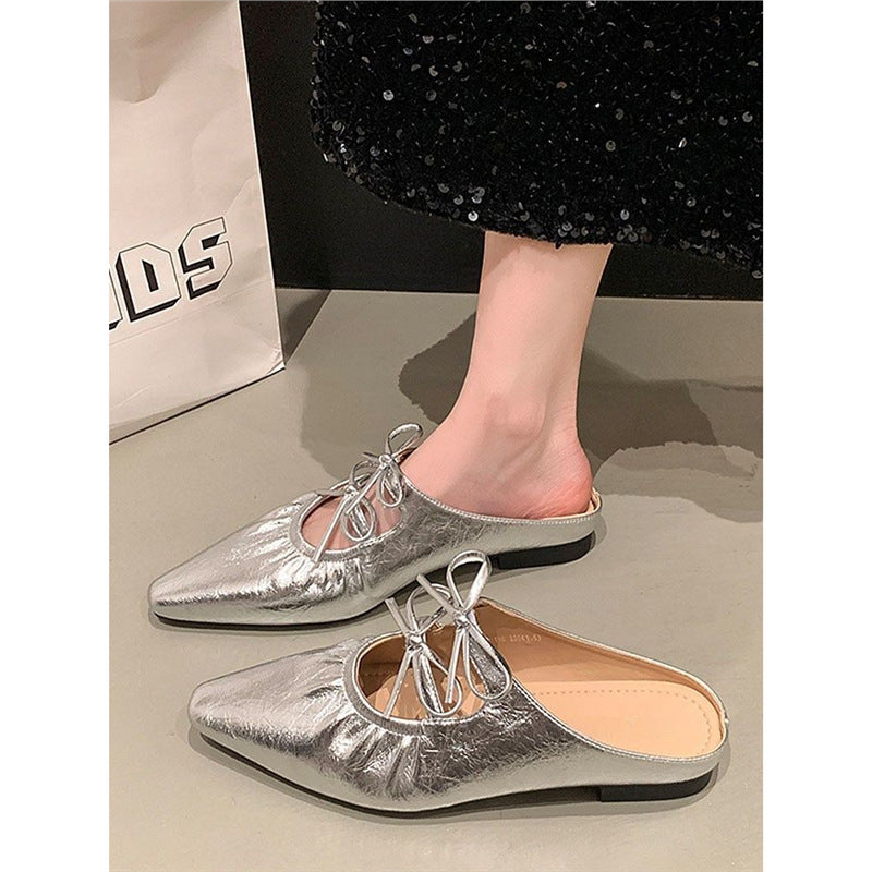 Damen Spitz zulaufende Metallic-Mules mit gerafftem Vorderblatt und Zierband‑Schnürung – Lioré