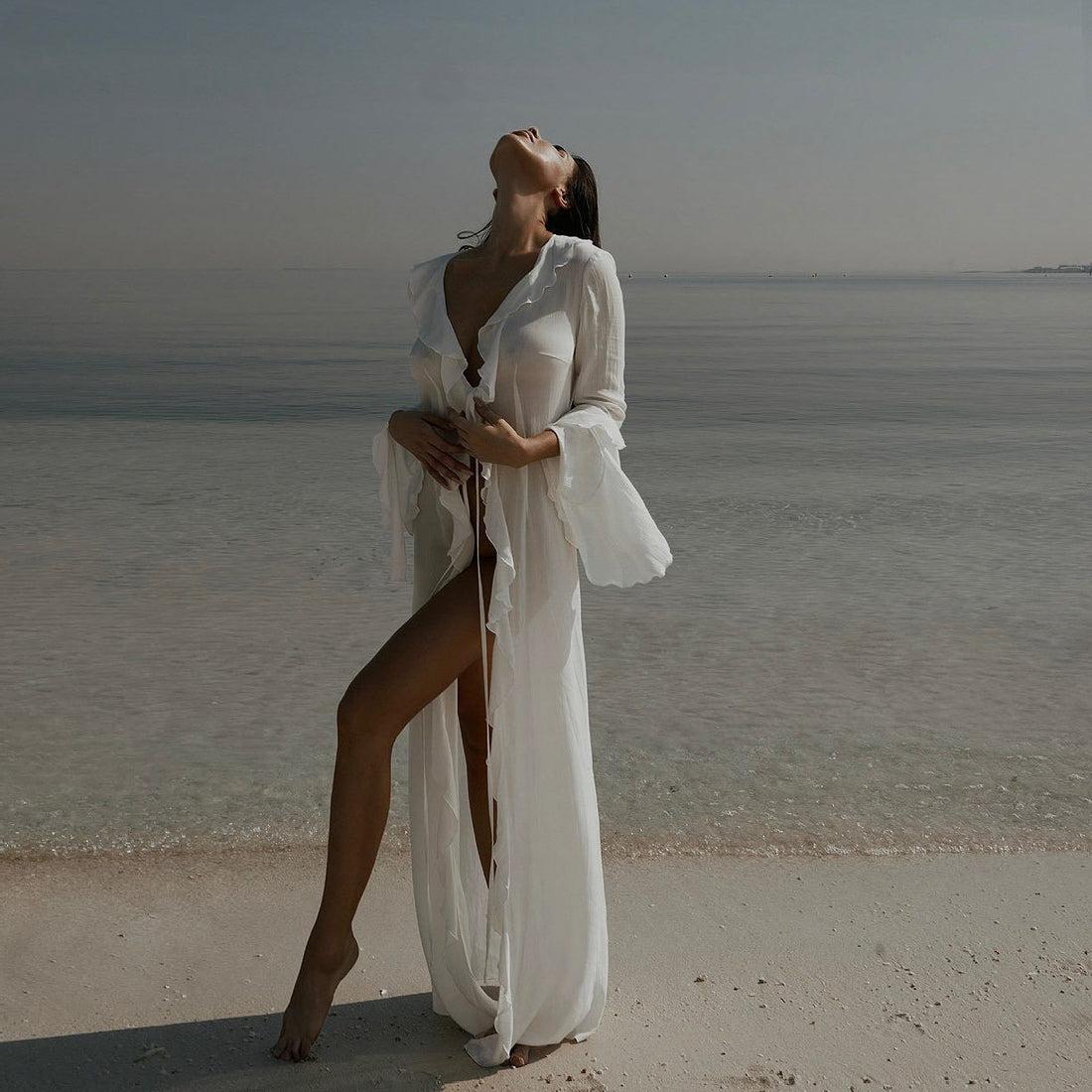 Damen elegantes Strandkleid mit Rüschen und tiefem Schlitz – Élara