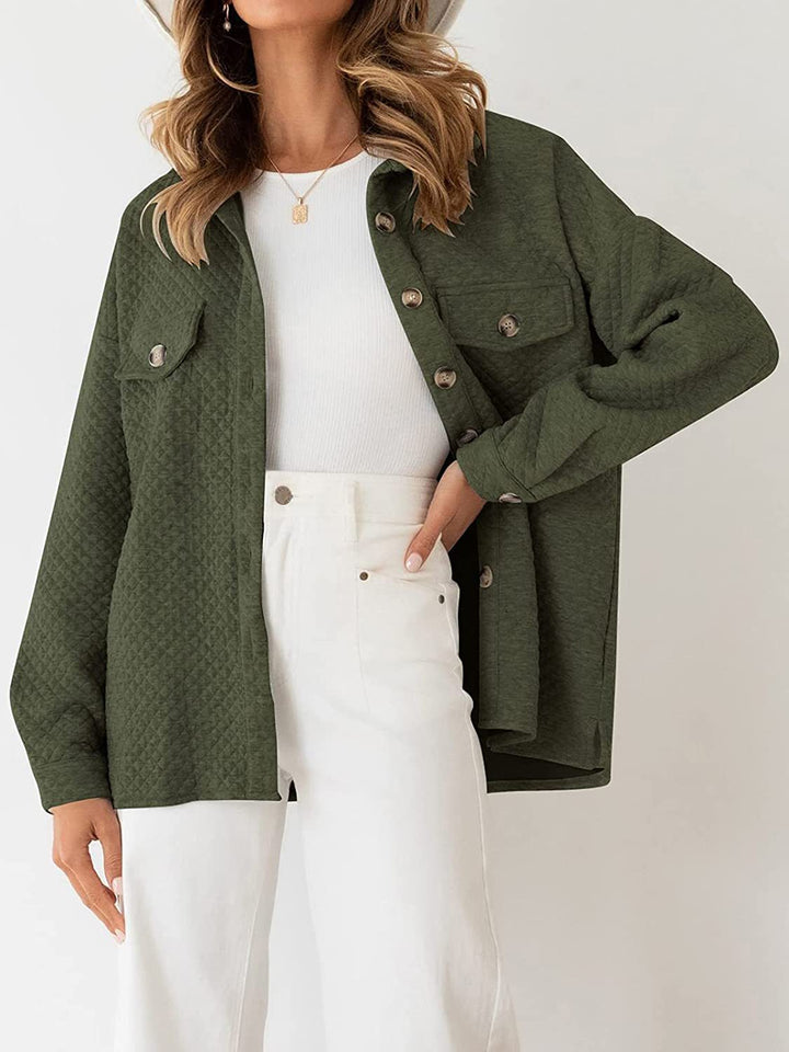 Damen Stepp Übergangshemdjacke mit Oversize Schnitt Brustpatten und Knopfleiste – Célinea