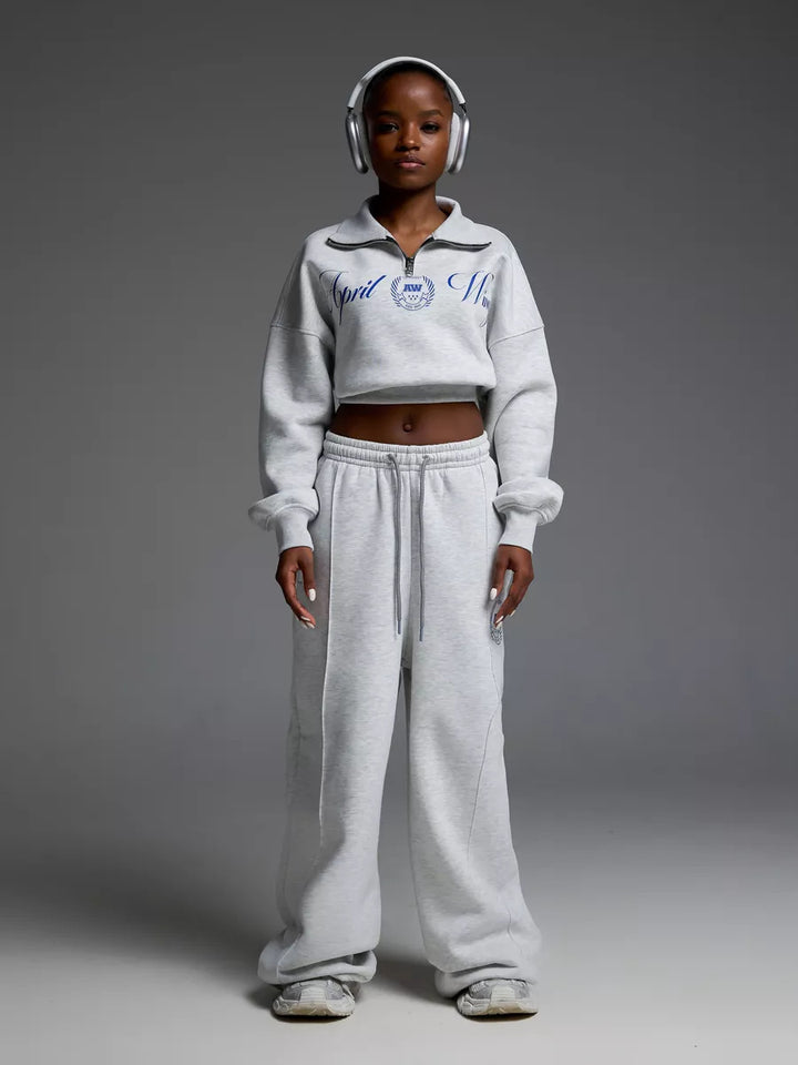 Damen gekürztes Halfzip-Sweatshirt mit Collegestickerei und weit geschnittene High‑Waist Lounge-Jogginghose – Avérine