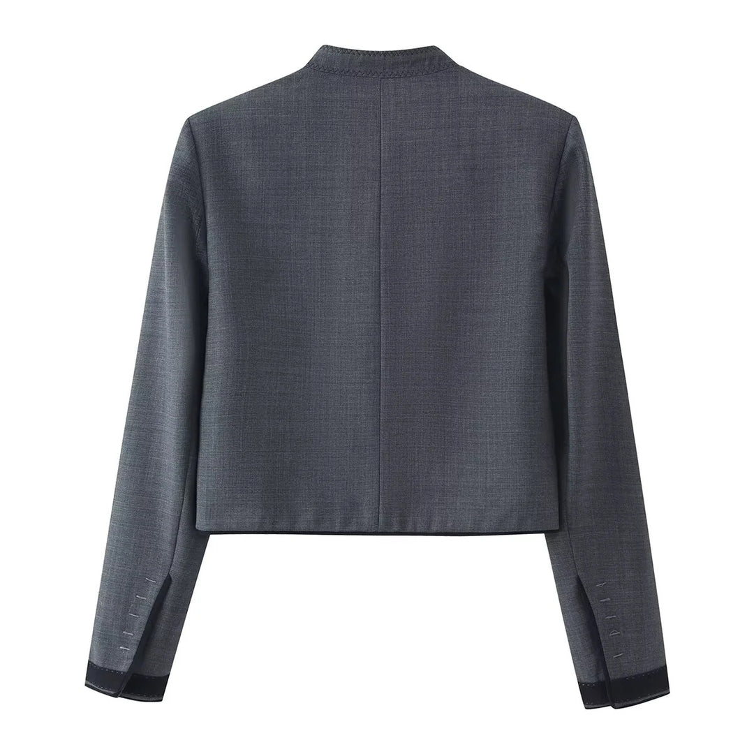 Damen kurzes Boxy-Sakko mit Stehkragen und dekorativen Knotenverschlüssen – Célinea