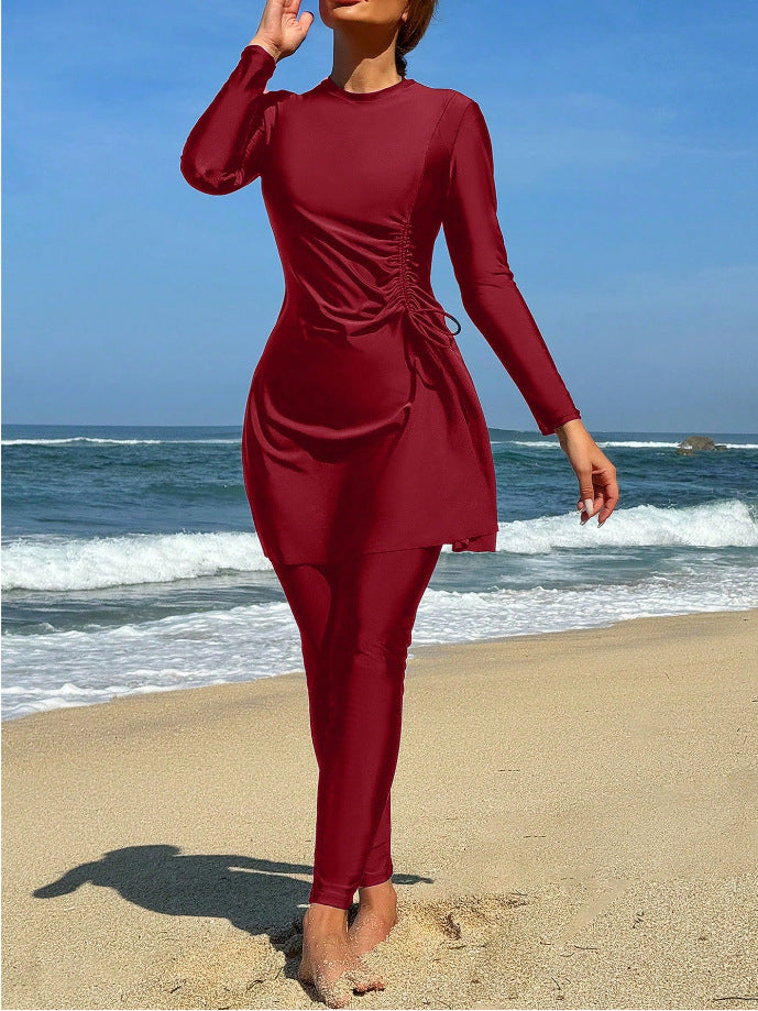 Damen Sportliches Strandoutfit mit figurbetonendem Kleid und langen Leggings Echo Archiv