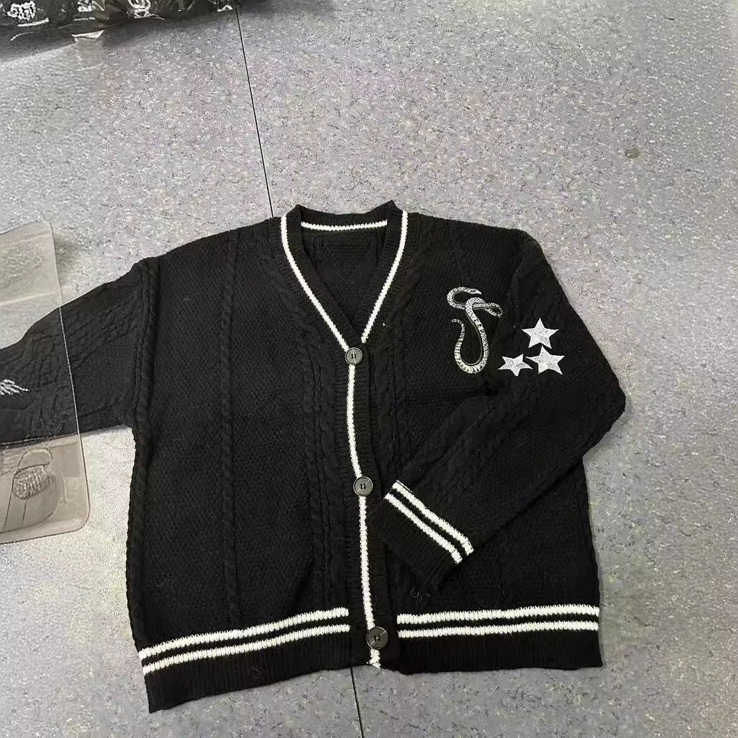 Damen nan gestrickte College-Cardigan mit Zopfmuster, V-Ausschnitt, kontraststreifen und gestickten Applikationen Echo Archiv
