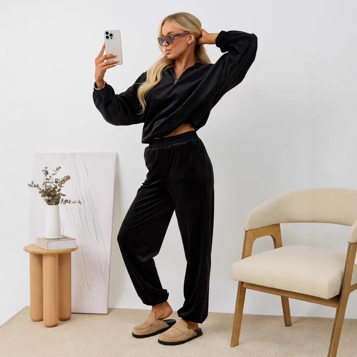 Damen samtiges zweiteiliges Lounge-Set mit Kapuzen-Halbzip und elastischer Bundhose – Auréline