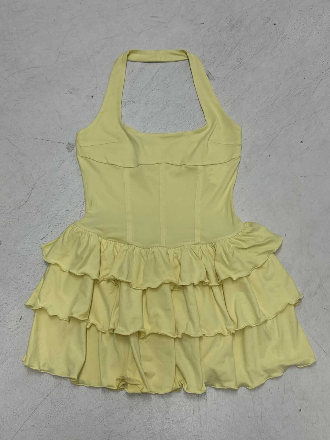 Damen Wickelkleid mit voluminösem Rüschensaum und eleganter Silhouette Echo Archiv