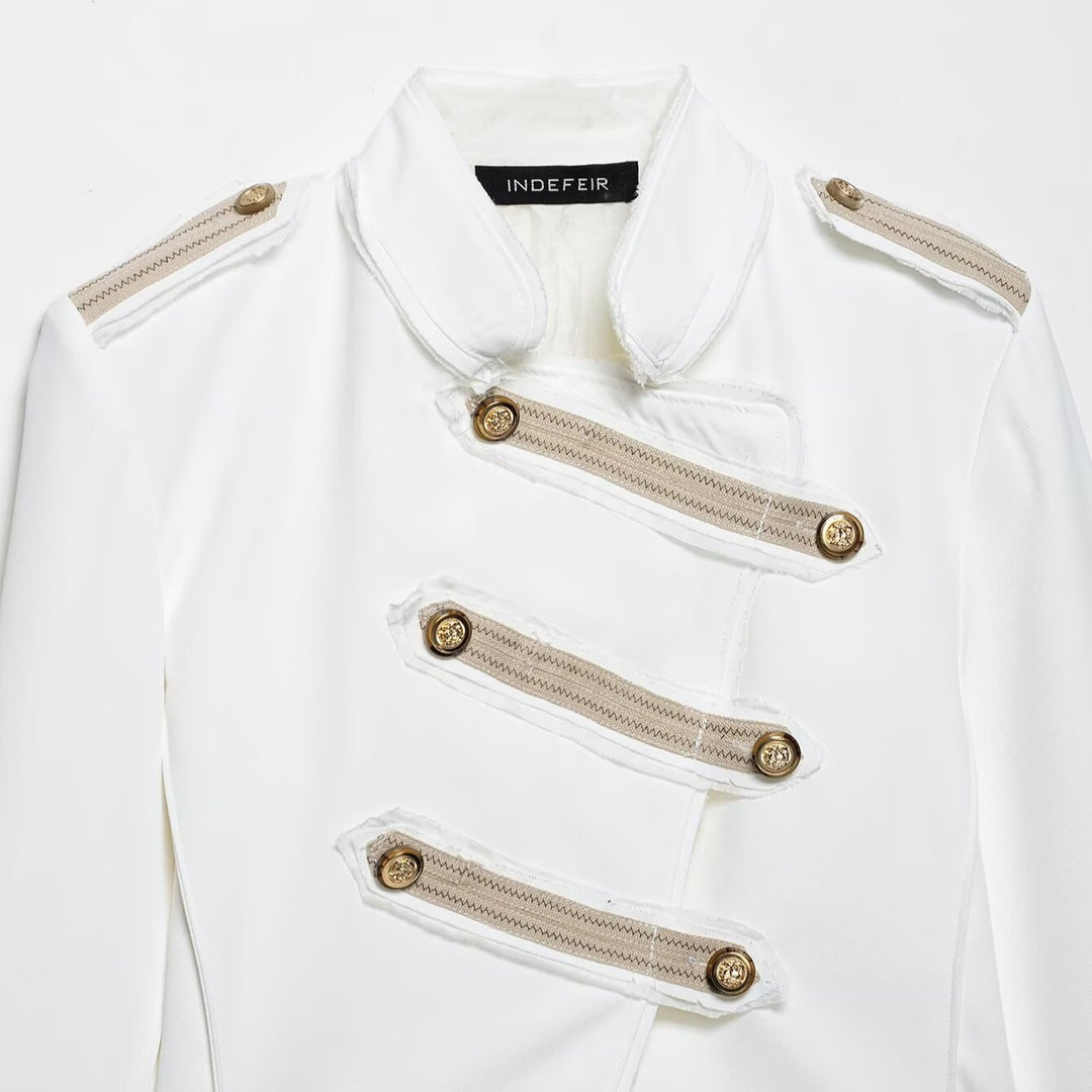Damen kurz geschnittener militärinspirierter Blazer mit Zierknopfleisten und Epauletten Echo Archiv