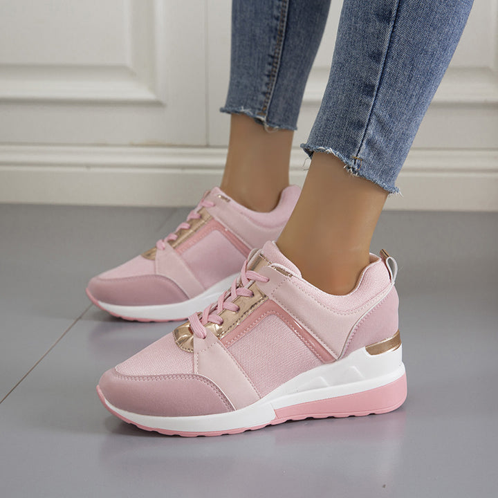 Damen  Keil‑Sneaker mit perforiertem Microfaser‑Upper, gepolsterter Fersenkappe und rutschfester Profilsohle Echo Archiv