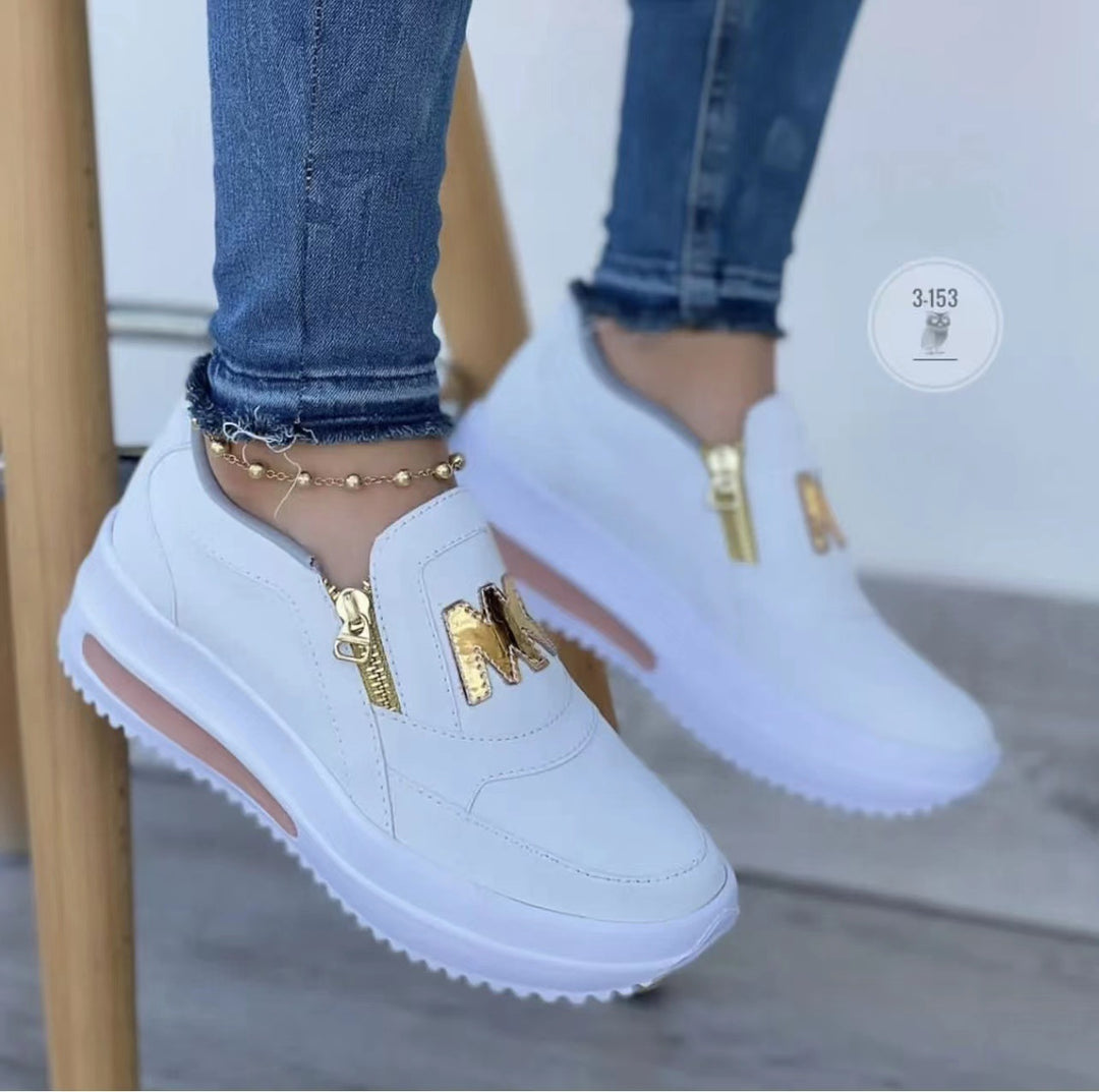 Damen Slip-On Plateau-Sneaker mit dekorativem Metall-Reißverschluss und Logo-Applikation – Névara