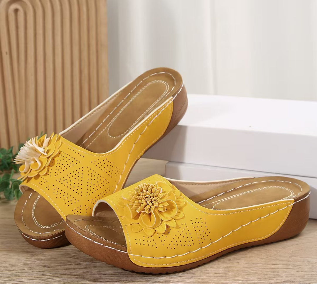 Damen Perforierte Keil-Sandalen als Slip-On mit Blumenapplikation und gepolstertem Fußbett – Sorelia