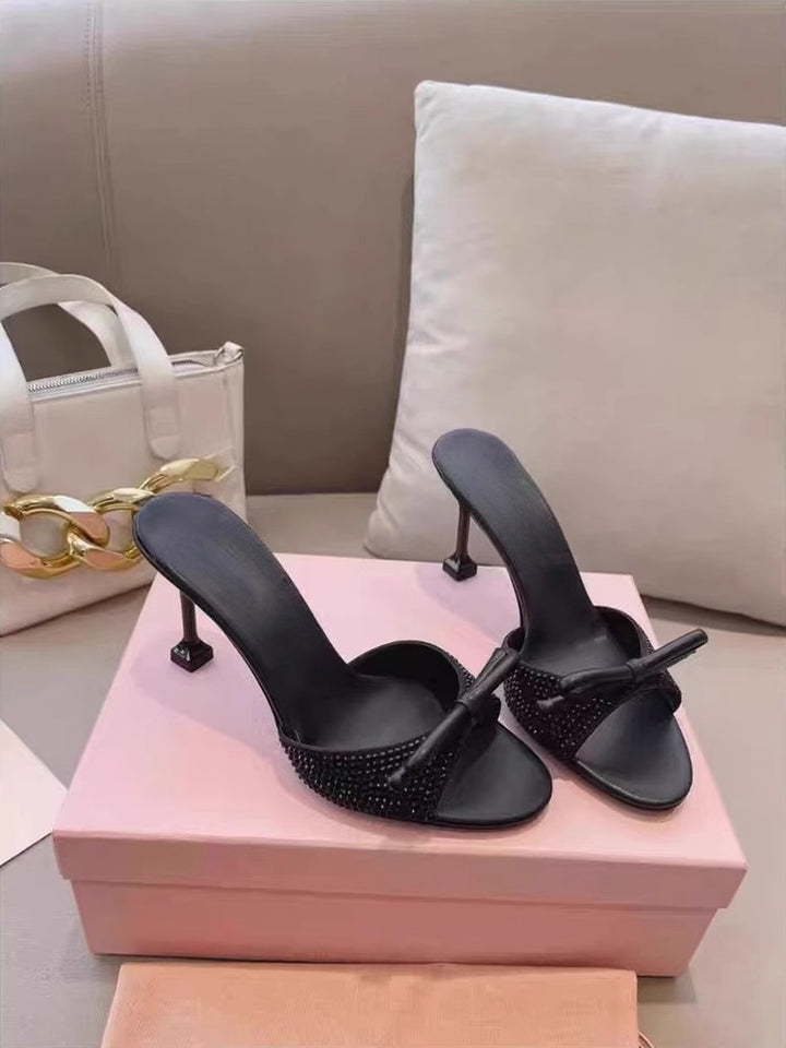 Damen Elegante High-Heel Mules mit funkelndem Kristallbesatz und goldener Zierschleife Echo Archiv