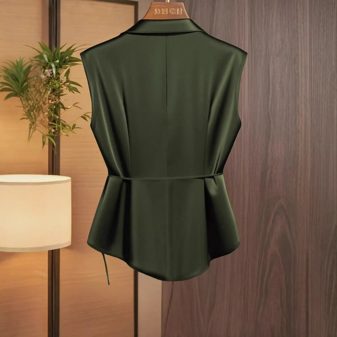 Damen Bluse mit eleganter Wickeloptik und fließendem Satinfall – Élovi