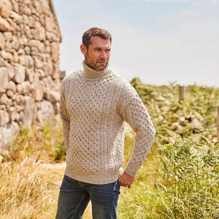 Herren Strickpullover mit Zopfmuster und hohem Kragen Echoarchiv