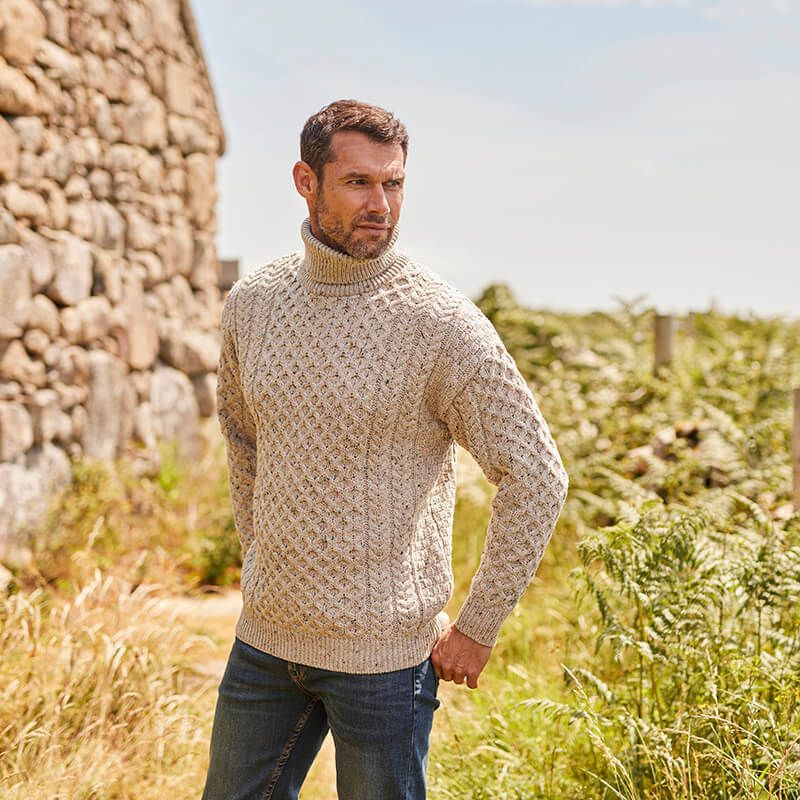 Herren Strickpullover mit hohem Kragen und strukturiertem Muster Echoarchiv