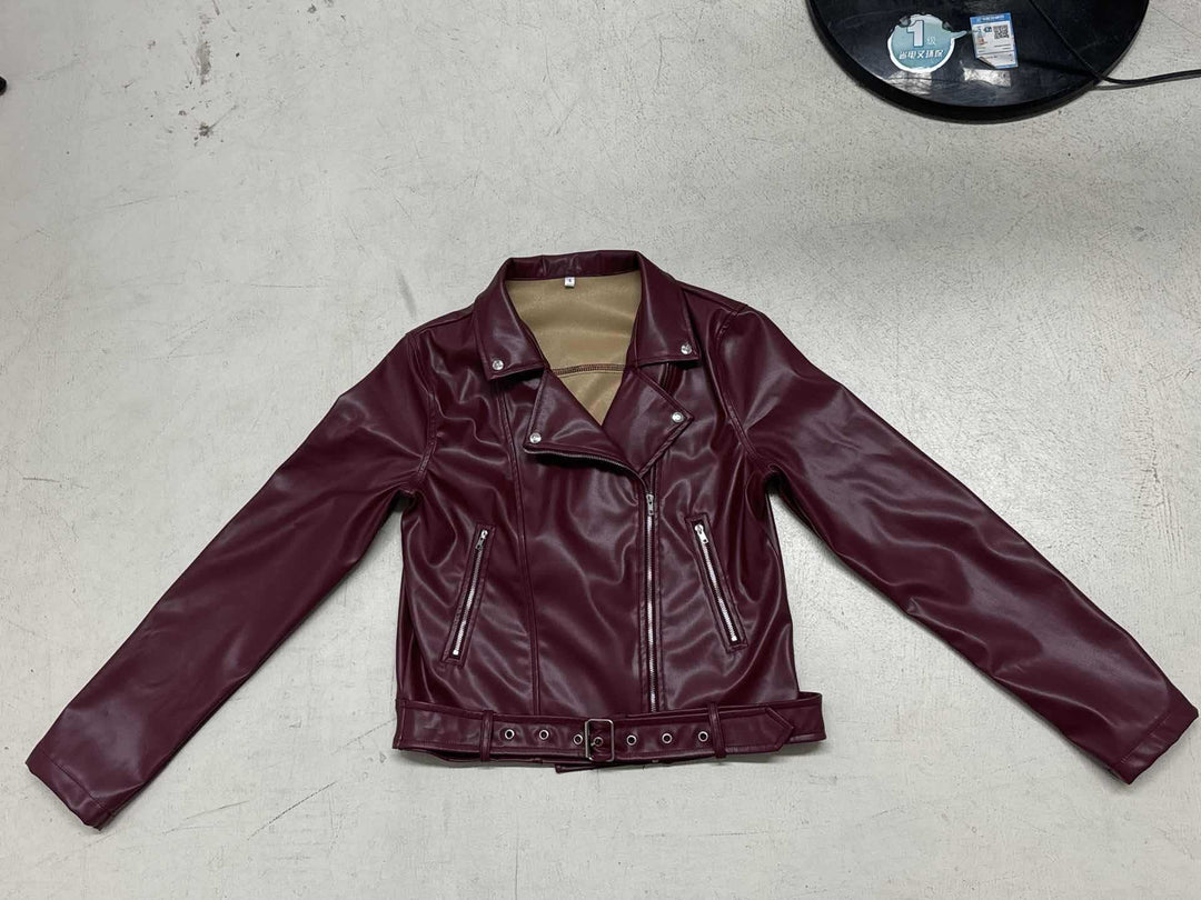 Damen nan taillierte Bikerjacke aus Kunstleder mit asymmetrischem Reißverschluss, metallischen Details und Taillengürtel Echo Archiv