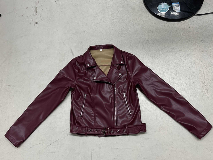 Damen nan taillierte Bikerjacke aus Kunstleder mit asymmetrischem Reißverschluss, metallischen Details und Taillengürtel Echo Archiv