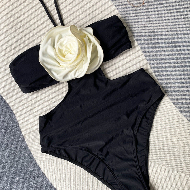 Damen Einteiler Badeanzug mit floralem Schmuckdetail Echo Archiv