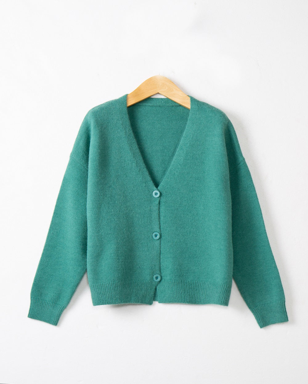 Damen Strickjacke mit V-Ausschnitt und Knopfdetails Echoarchiv
