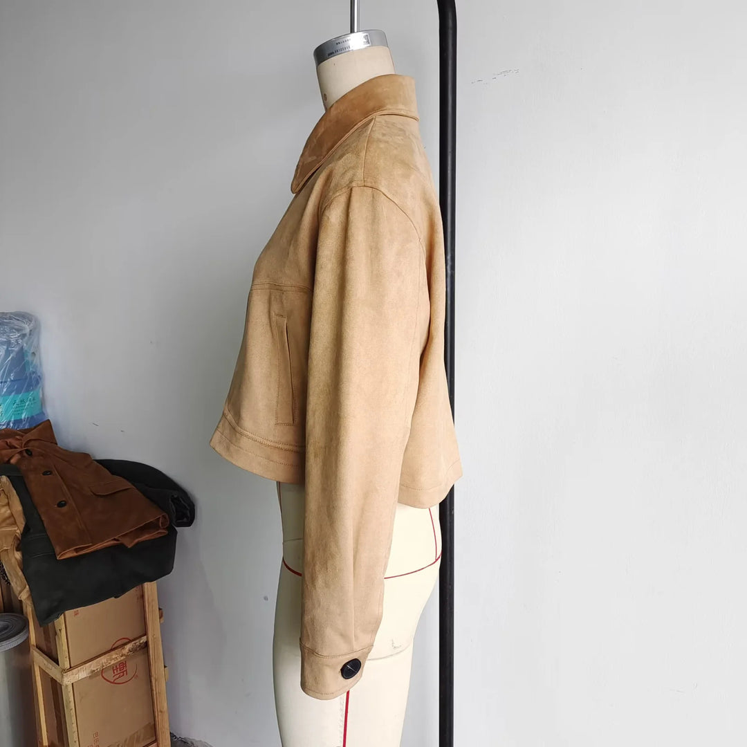 Damen kurze Oversize Wildlederimitat-Jacke mit großem Hemdkragen und aufgesetzten Pattentaschen – Célinea