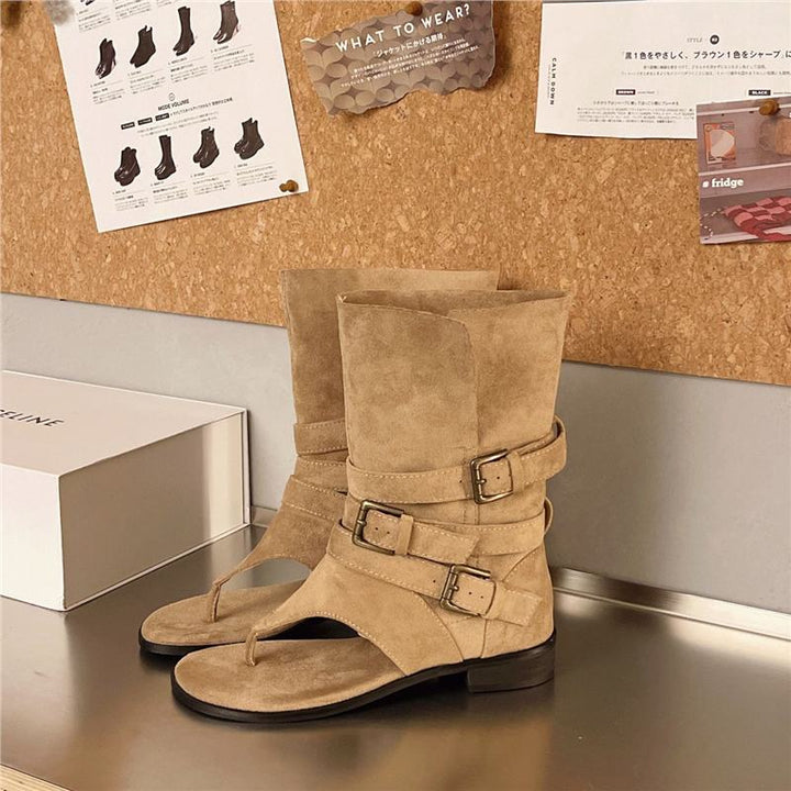 Damen Sandalen‑Stiefelette aus Veloursleder mit Zehensteg und dekorativen Schnallenriemen – Sorelia
