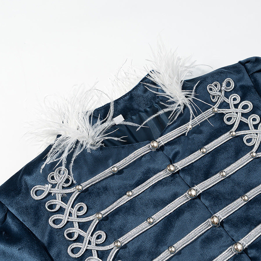 Damen Ornamentale Militärjacke mit Zierkordeln und Federbesatz Echo Archiv