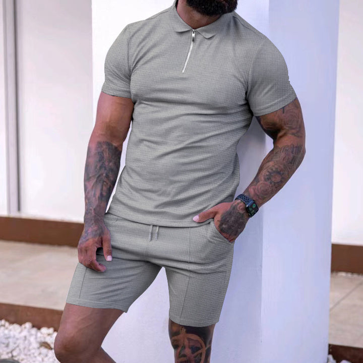 Herren sportliches Poloshirt mit Reißverschluss und passenden Shorts Echoarchiv