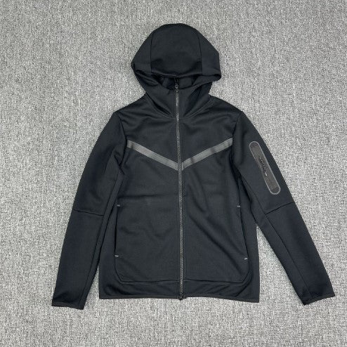 Herren sportliche Fleecejacke mit verstellbarem Kapuzenkragen und funktionalen Reißverschlusstaschen Echoarchiv