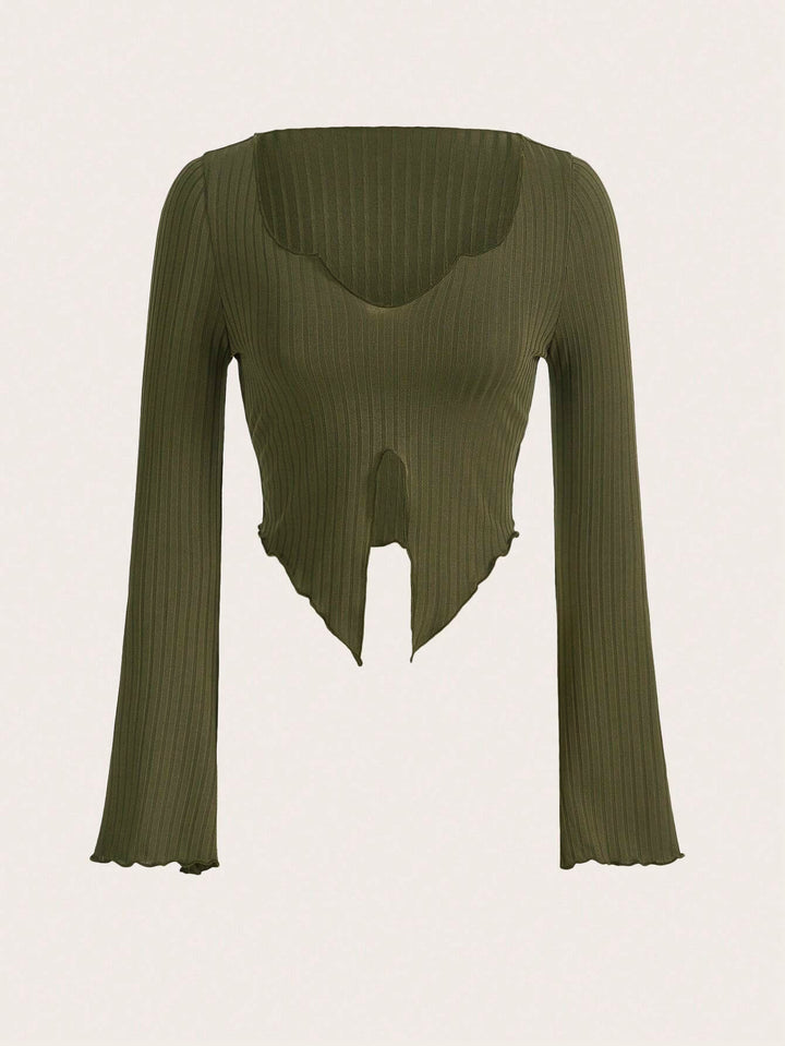 Damen fein geripptes Cropped-Longsleeve mit asymmetrischem Wellensaum und Cut-Out – Avérine