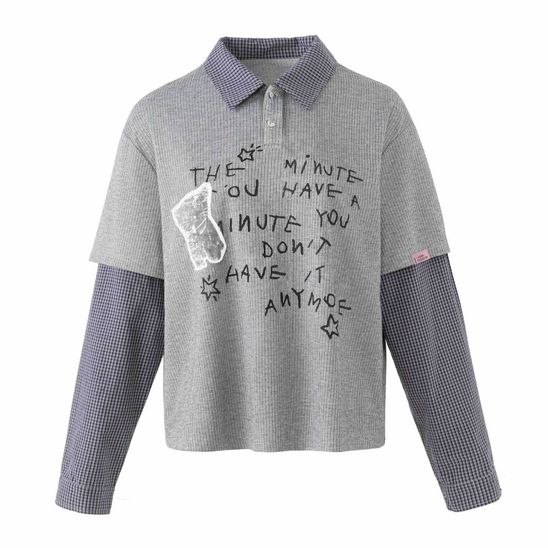 Unisex Lagenlook Strick-Poloshirt mit karierter Einsatzärmeln und Statement-Print Echoarchiv