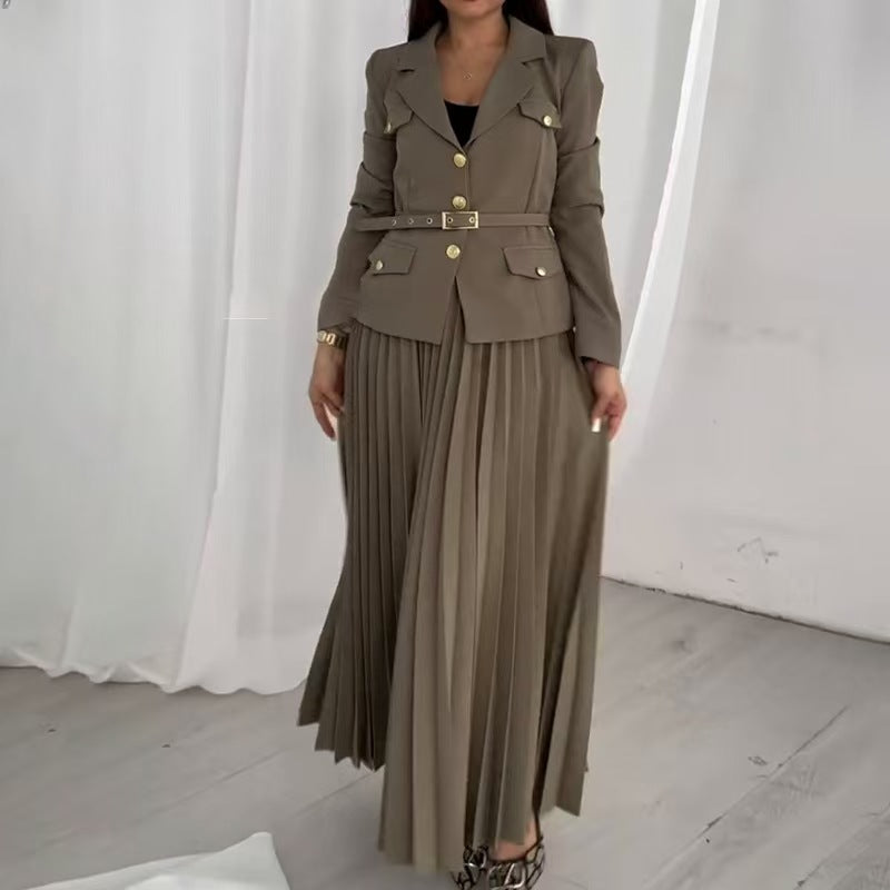 Damen Taillierter Blazer mit Gürtel und Plissierter Maxirock Set – Valéne