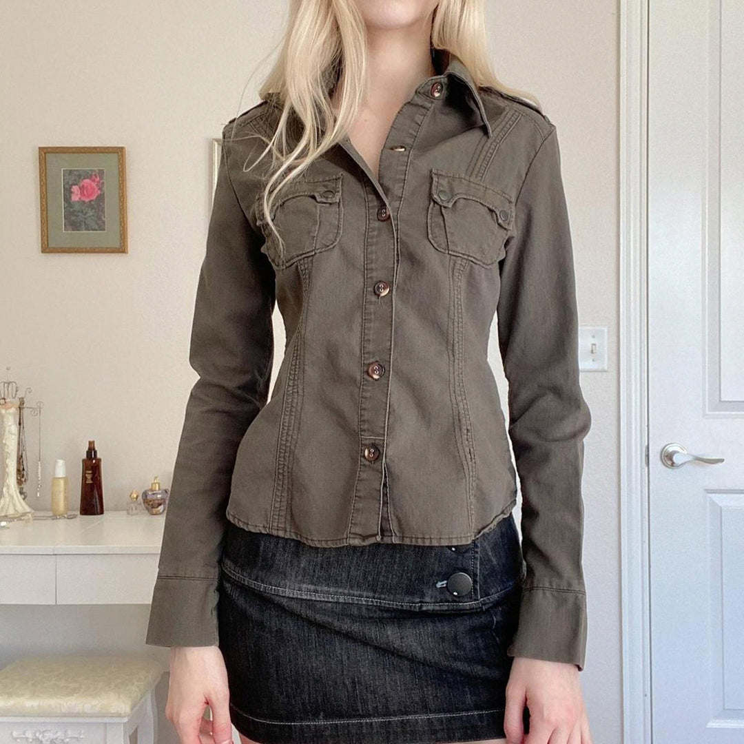 Damen Taillierte Hemdjacke mit Brusttaschen und markanter Nahtführung – Célinea