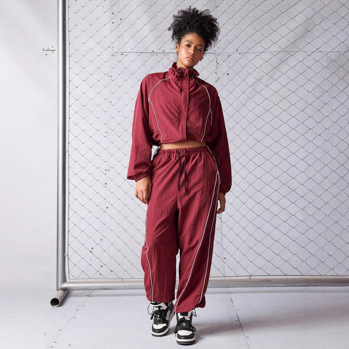 Damen sportives Cropped Windbreaker-Set mit Stehkragen Tunnelzug und reflektierenden Paspeln – Avérine
