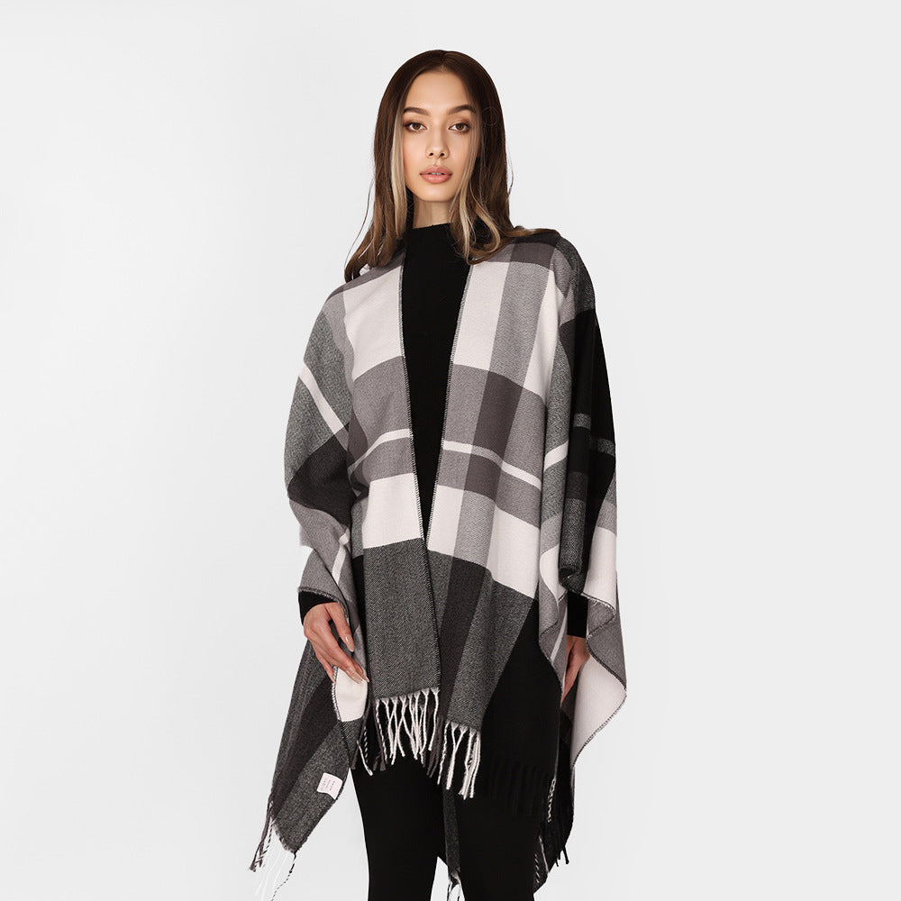 Damen Oversize-Karoponcho aus weichem Wollmix mit Fransensaum – Célinea