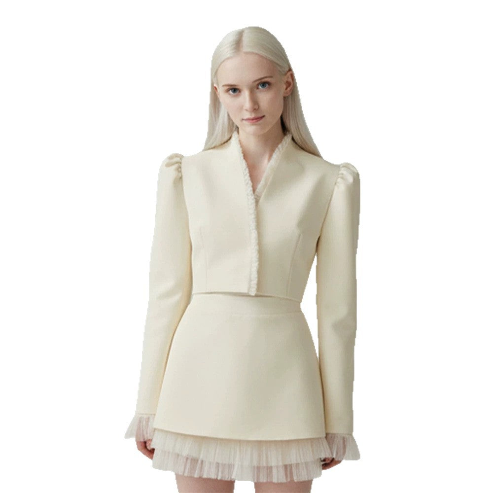 Damen Kurzblazer mit taillierter Cropped-Silhouette, gerafften Schultern und zarten Tüllmanschetten Echoarchiv
