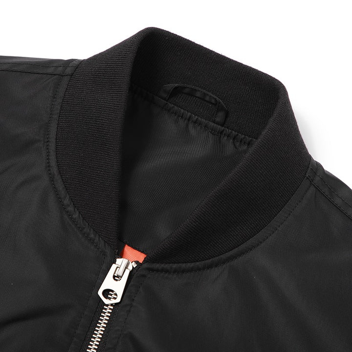 Herren Kurz geschnittene Bomberjacke im Fliegerstil mit Utility-Ärmeltasche, Kontrastfutter & Rippbündchen Echoarchiv