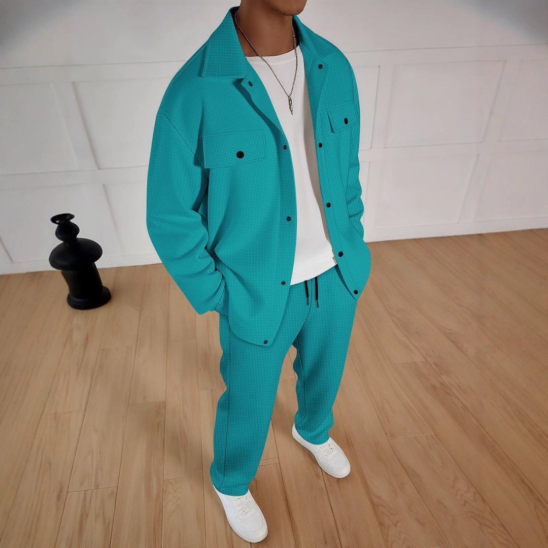 Herren lässiges Set aus gestreifter Überjacke und bequemen Jogginghose Echoarchiv
